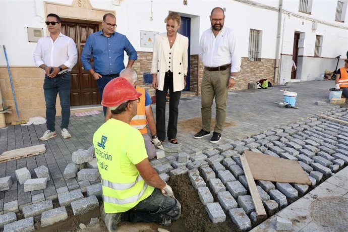 La presidenta de la Diputación, Almudena Martínez, el responsable del Área de Cooperación, Javier Bello, y el alcalde de Bornos, Hugo Palomares, realizan una visita a las obras del PFEA.