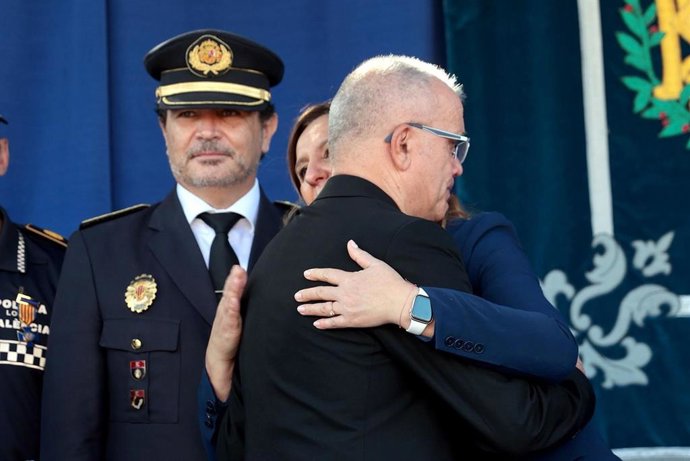 Catalá abraza a un familiar del agente condecorado a título póstumo fallecido en la dana al ayudar a unos vecinos