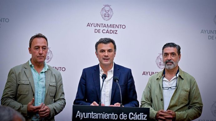 El alcalde de Cádiz, Bruno García, acompañado del teniente de alcalde delegado de Urbanismo del Ayuntamiento de Cádiz, José Manuel Cossi, y el concejal delegado de Movilidad, José Manuel Verdulla, en rueda de prensa.