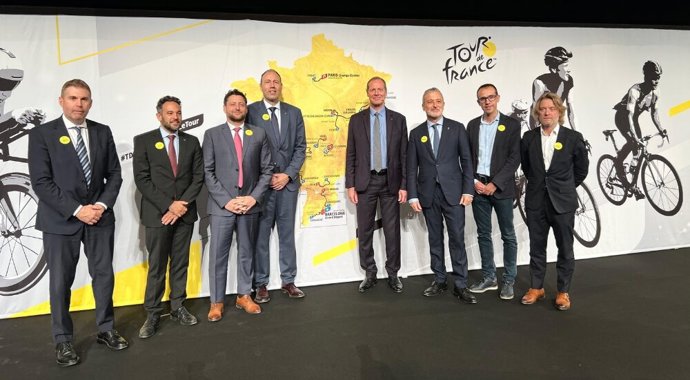 L'alcalde de Barcelona, Jaume Collboni, i el conseller d'Esports, Berni Álvarez, en la presentació del Tour