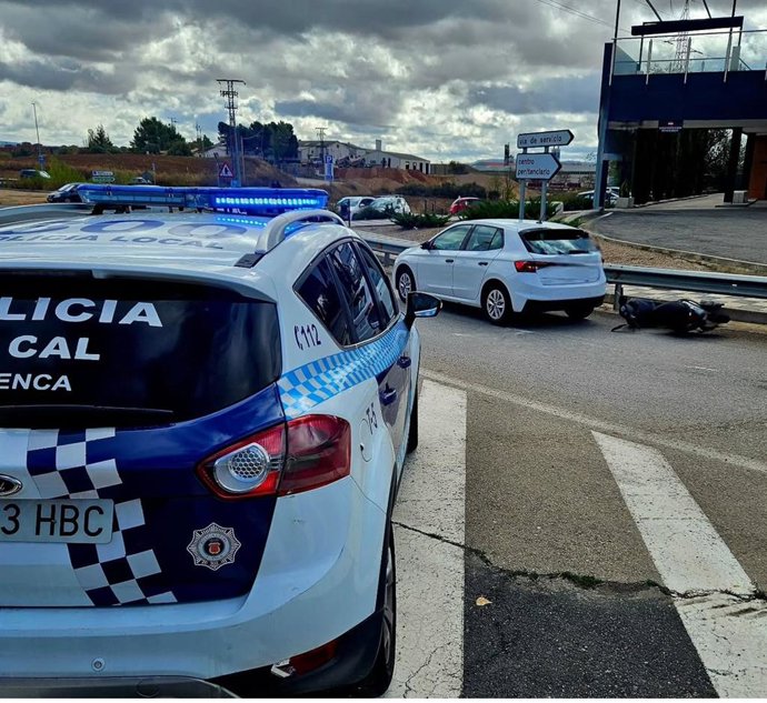 Trasladado al hospital Virgen de la Luz un conductor tras chocar un turismo y un ciclomotor en Cuenca