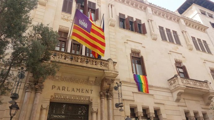 Archivo - La bandera LGTBI ondea en el Parlament.