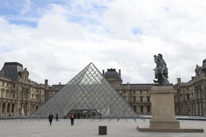20 de outubro de 2025, Paris, França, França: Fechamento do Museu do Louvre na segunda-feira, 20 de outubro de 2025, após o roubo no domingo, 19 de outubro de 2025.