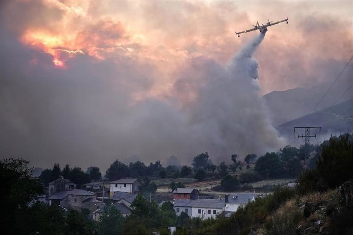 Archivo - Un hidroavión trata de apagar el fuego en Anllarinos del Sil (León) el pasado mes de agosto.