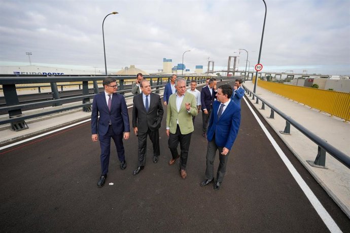 El alcalde de Sevilla, José Luis Sanz,  visita la nueva carretera que conecta Palmas Altas con la Avenida de las Razas junto al director territorial en Andalucía Occidental de Metrovacesa, Antonio Gil