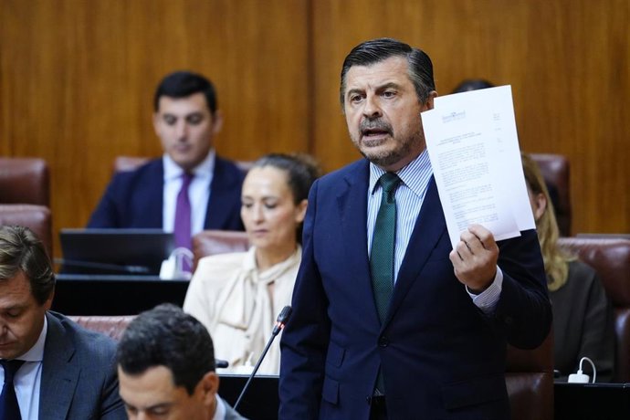 El portavoz del Grupo Parlamentario Popular, Toni Martín, este jueves durante su pregunta al presidente de la Junta en la sesión de control en el Pleno del Parlamento.
