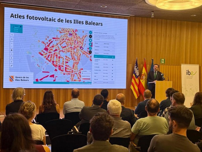 Presentan el Atlas Fotovoltaico: una herramienta para conocer el potencial solar de los tejados del archipiélago.