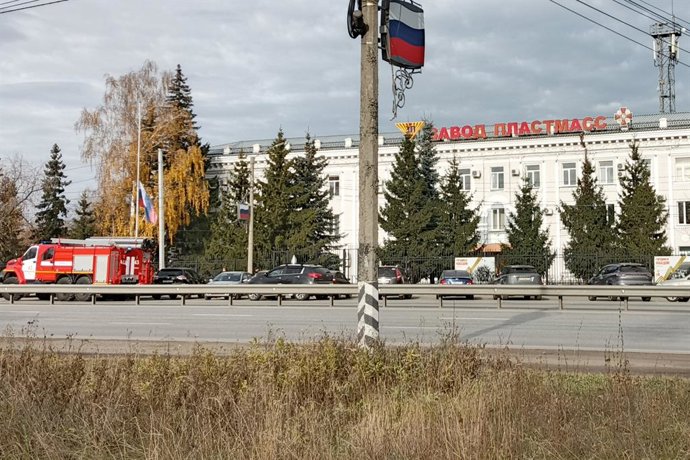 RÚSSIA, REGIÃO DE CHELYABINSK - 23 DE OUTUBRO DE 2025: Vista da fábrica da Plastmass na cidade de Kopeysk, onde ocorreu uma explosão em 22 de outubro de 2025