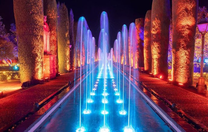 Los jardines del Alcázar de los Reyes Cristianos de Córdoba acogen el espectáculo de Naturaleza Encendida.