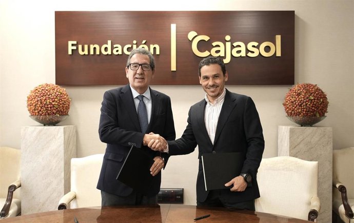 El presidente de la Fundación Cajasol, Antonio Pulido, y el presidente del Sevilla FC, José María del Nido Castro, tras la firma del convenio de colaboración.