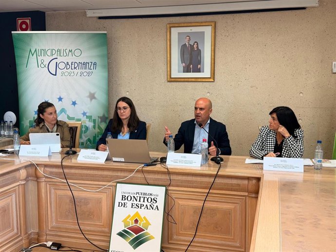 El vicepresidente de la Diputación de Almería y diputado de Deporte, José Antonio García, interviene en la jornada 'El reto de la despoblación en el medio rural', celebrada en el Ayuntamiento de Segura de la Sierra (Jaén).