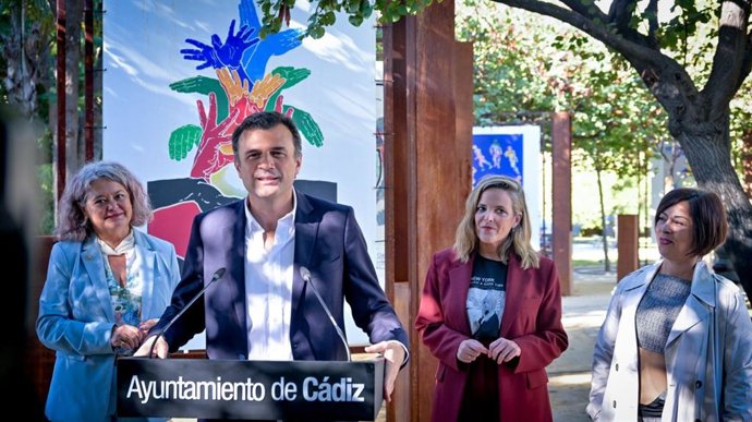 El alcalde de Cádiz, Bruno García, en la inauguración de una exposición sobre los 40 años del Festival Iberoamericano de Teatro de Cádiz (FIT)