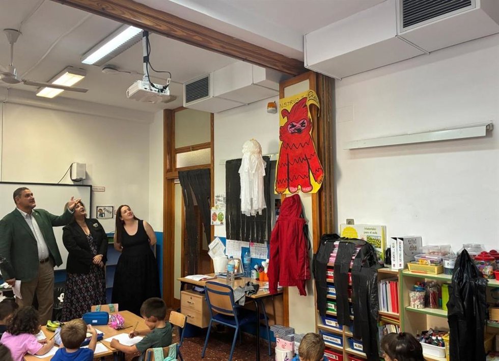 El delegado territorial de Desarrollo Educativo visita el CEIP Virgen del Loreto.
