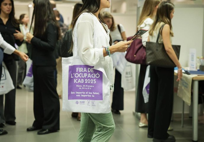 Una asistente a la Feria de Empleo 2025 organizada por el ICAB
