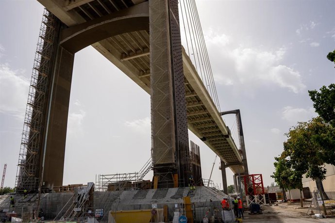 Archivo - Vistas del puente del Centenario donde se está realizando obras de sustitución de tirantes y de ampliación de la plataforma, en foto de archivo.