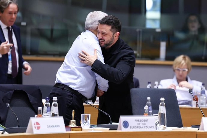 El presidente ucraniano, Volodimir Zelenski, saluda al presidente del Consejo Europeo, Antonio Costa, en la cumbre europea celebrada en Bruselas.