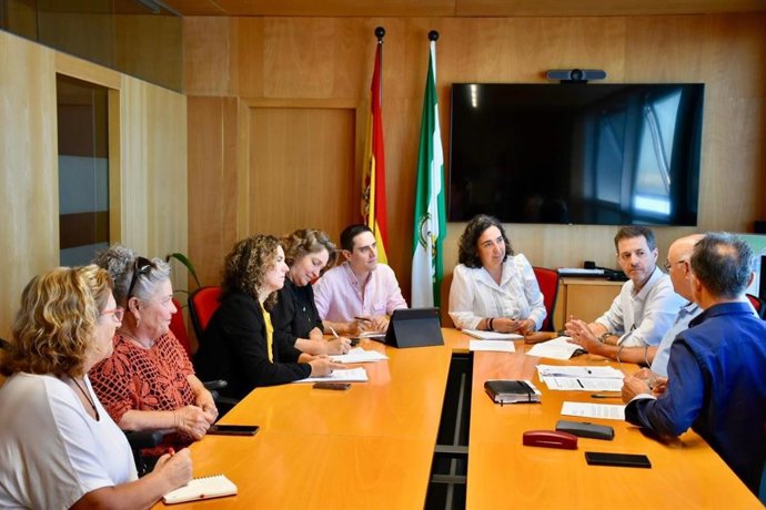 La delegada de Fomento, Carmen Sánchez, con miembros de la Plataforma A-2004.