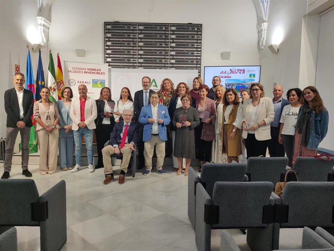 Foto de familia en el acto '600 años de Rromipen en Córdoba'.
