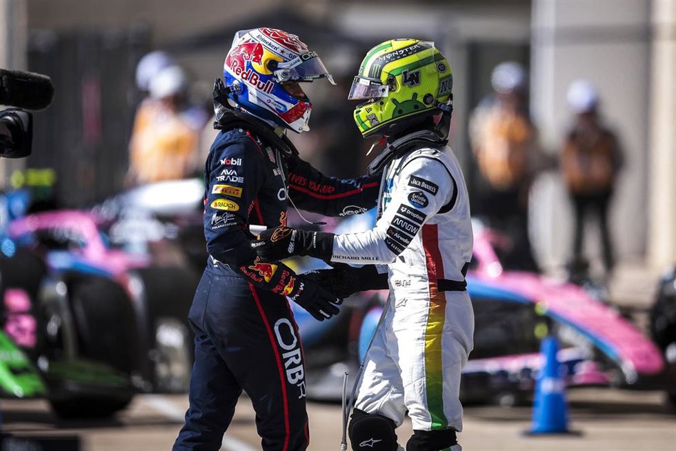 El piloto nerrlandés Max Verstappen (Red Bull) saluda al británico Lando Norris (McLaren) se saludan en el GP de Estados Unidos 2025.