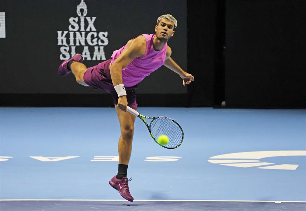 Carlos Alcaraz golpea una pelota durante el 'Six Kings Slam' disputado en 2025 en Arabia Saudí