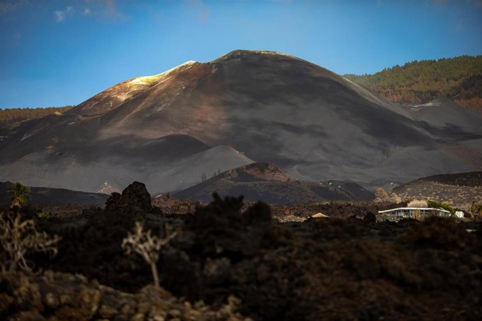 Archivo - Vistas del volcán Tajogaite desde la carretera sobre la colada LP213