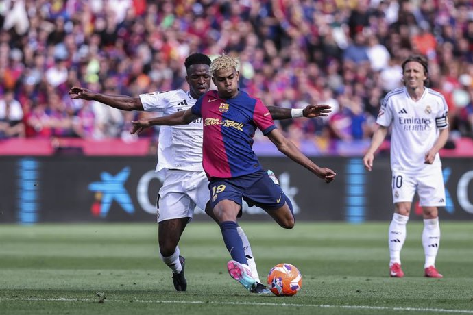 Archivo - Lamine Yamal of FC Barcelona and Vinicius Junior of Real Madrid in action during the Spanish league, La Liga EA Sports, football match played between FC Barcelona and Real Madrid at Estadi Olimpic Lluis Companys on May 11, 2025 in Barcelona, Spa