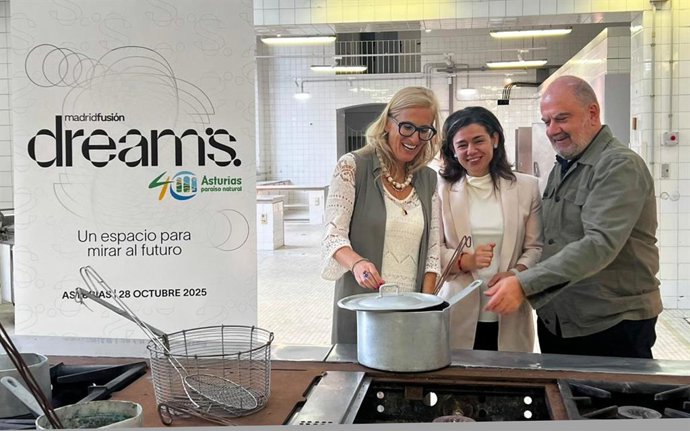 La viceconsejera Lara Martínez (izqda.) con María Busta, cocinera de Casa Eutimio, en Lastres, y Benjamín Lana, director de Vocento Grastronomía, durante la presentación de 'Madrid Fusion Dreams Asturias' en las cocinas de La Laboral.