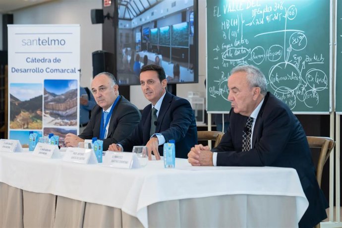 El presidente de la Diputación de Almería, Javier Aureliano García, durante la jornada ‘Pueblos activos, pueblos vivos’ celebrada en Olula del Río.