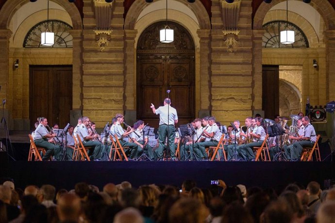 Un concierto de la Banda de Música de la Asociación Cultural Agripino Lozano en la Plaza del Rey de San Fernando (Cádiz). ARCHIVO.