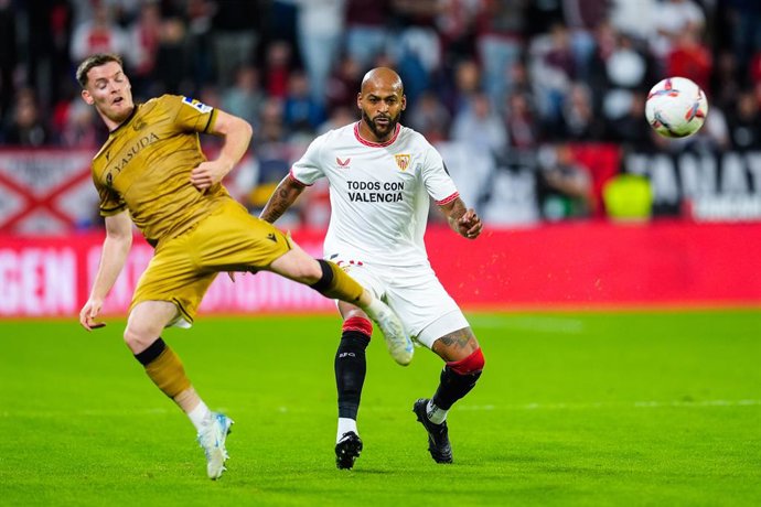 Archivo - Sergio Gomez of Real Sociedad and Marcos do Nascimento Teixeira "Marcao" of Sevilla FC in action during the Spanish league, LaLiga EA Sports, football match played between Sevilla FC and Real Sociedad at Ramon Sanchez-Pizjuan stadium on November