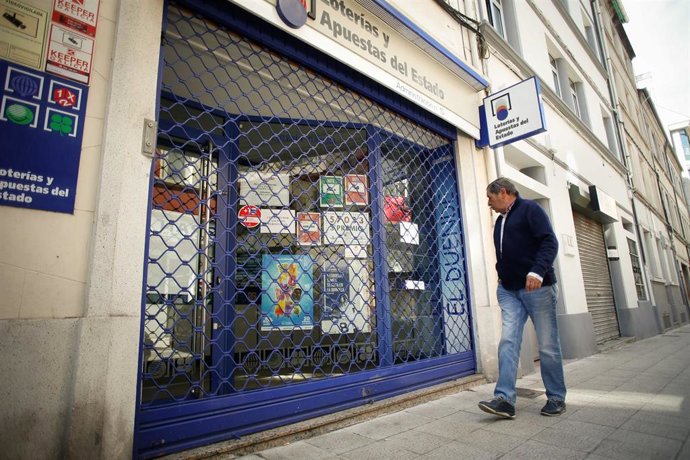 Archivo - Un hombre lee un cartel que indica que la Administración de loterías nº 10 está cerrada por asuntos personales, después de que hayan detenido a su lotero, 12 de junio de 2024, en Lugo, Galicia (España).
