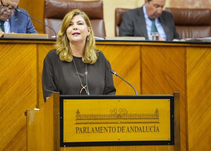 La parlamentaria del Grupo Popular Berta Centeno, este jueves en el Pleno del Parlamento durante la defensa de la PNL.