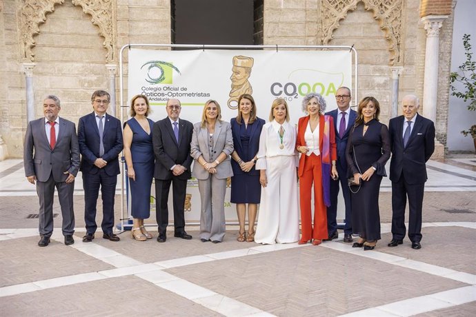 Entrega de los premios 'Daza de Valdés' 2025 del Colegio de ópticos-optometristas de Andalucía.