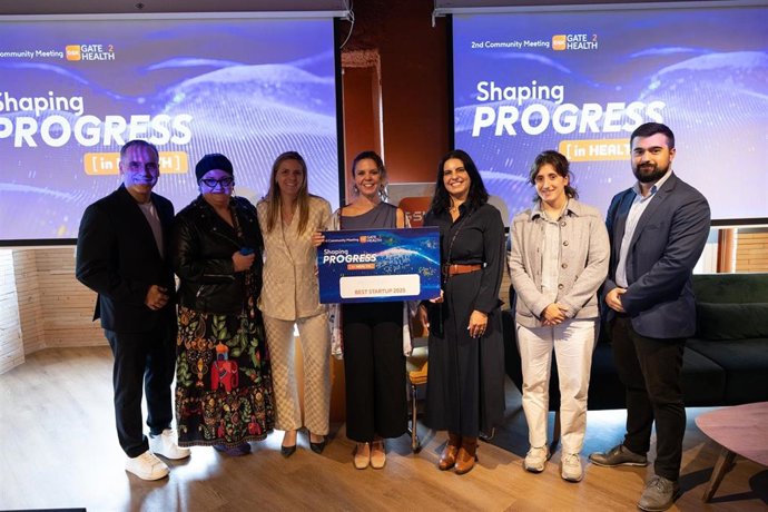 Mediktor – Ana Manchón, del departamento de Desarrollo de Negocio de Mediktor, recogió el premio del reto de lupus de GSK.