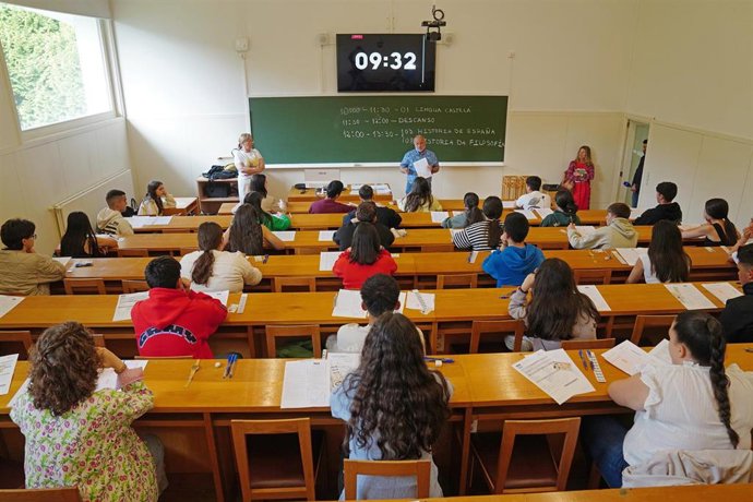 Archivo - Alumnos durante el primer día de selectividad en Galicia, a 3 de junio de 2025, en Santiago de Compostela, A Coruña, Galicia (España).