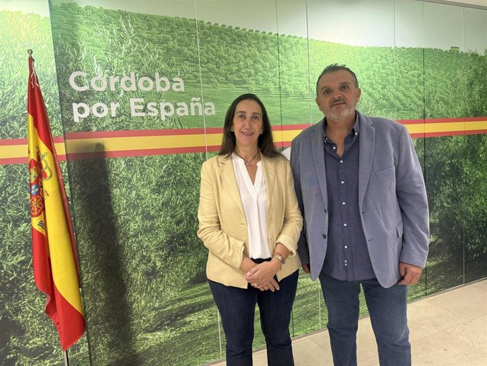 La portavoz de Vox en el Ayuntamiento de Córdoba, Paula Badanelli, y el alcalde de la Entidad Local Autónoma (ELA) de Encinarejo, Paco Franco.