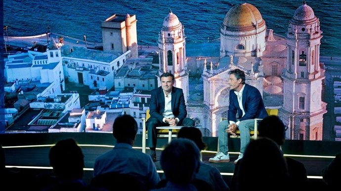 El alcalde de Cádiz, Bruno García, con Federico Linares, presidente de EY en España.