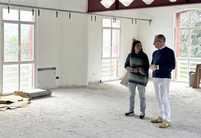 La concejala de Cultura, Ana Cañas, y el arquitecto municipal, Antonio Bezanilla, visitan las obras de la sala de estudios 24 horas de Astillero