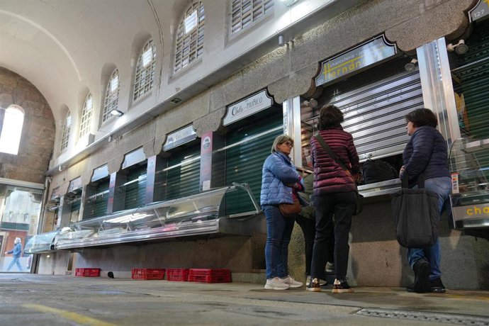 Archivo - Ciudadanos realizando compras en la plaza de Abastos de Santiago, donde han matado al dueño de una carnicería, a 12 de noviembre de 2024, en Santiago de Compostela, A Coruña, Galicia (España). El propietario de la carnicería Chelo Muñico, Antoni