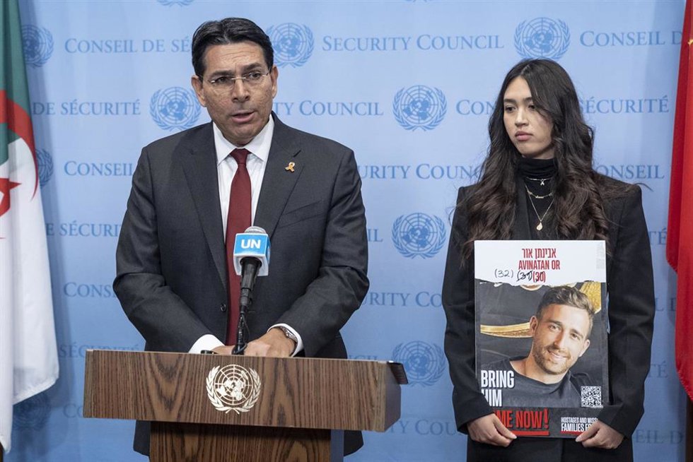 Archivo - La exrehén Noa Argamani junto al embajador de Israel ante la ONU, Danny Danon