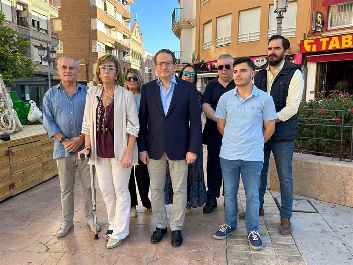 El diputado nacional de Vox por Córdoba, José Ramírez del Río, y la concejal del grupo municipal en Puente Genil, Toñi Gallardo, en el centro, con personal del partido.