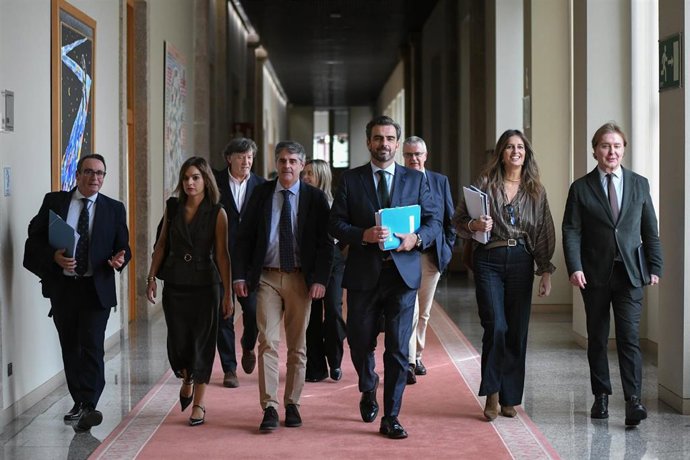 El conselleiro de Presidencia, Xustiza e Deportes, Diego Calvo, junto con el equipo de su departamento.