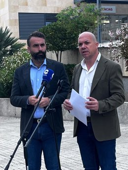 El diputado en el Congreso por el PSOE de Córdoba Alberto Mayoral (izda.) y el portavoz socialista en el Ayuntamiento del Pozoblanco y diputado provincial, Rafa Villarreal.