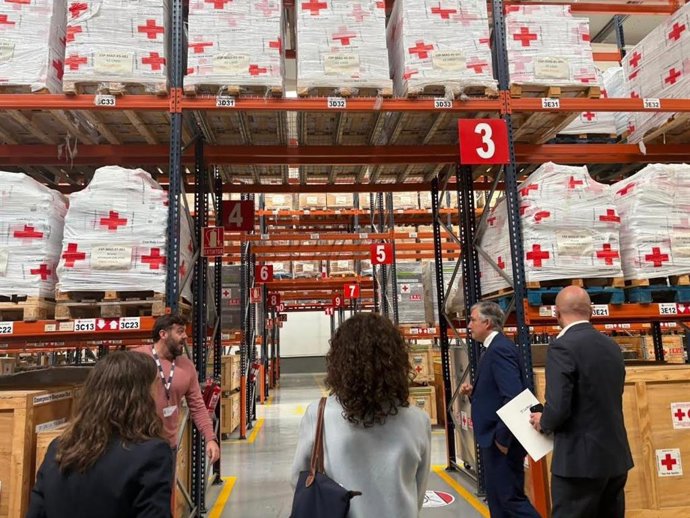 Pérez Pastor visita el centro logístico de Cruz Roja Española para conocer su labor en respuesta ante emergencias