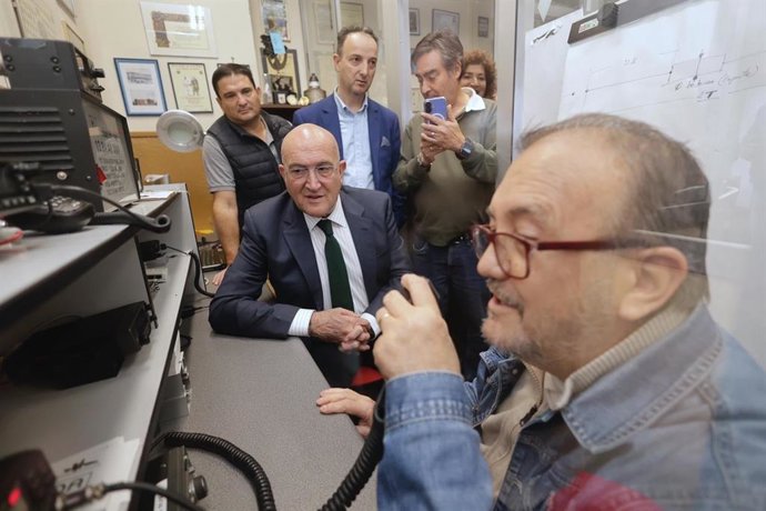 El alcalde de Valladolid, Jesús Julio Carnero, visita la Unión de Radioaficionados de Valladolid, donde ha recibido el Pin de Honor de la asociación.
