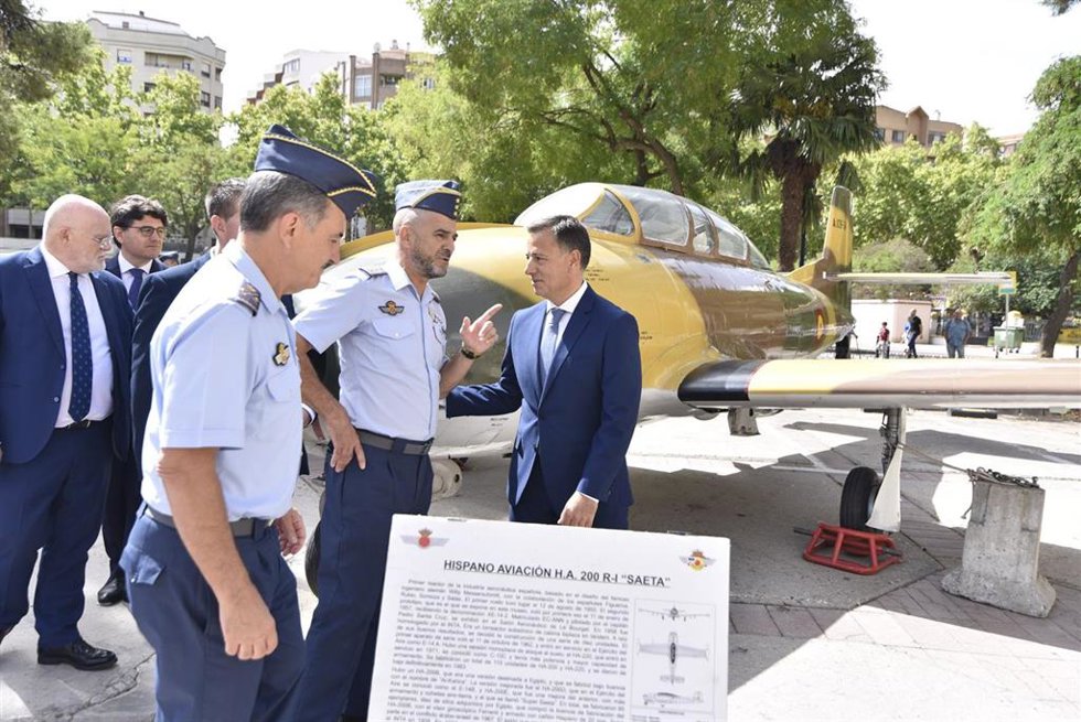 El alcalde, Manuel Serrano, en una foto de archivo de la exposición 'Volar, historia de aventura'.