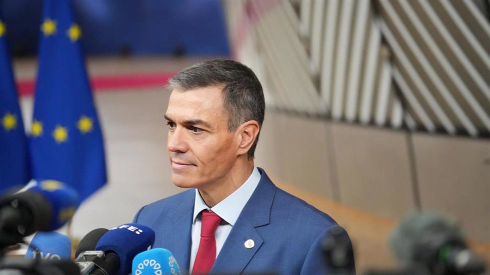 El presidente del Gobierno, Pedro Sánchez, atiende a los medios a su llegada a la reunión del Consejo Europeo, a 23 de octubre de 2025, en Bruselas (Bélgica). El Consejo Europeo tratará hoy principalmente la situación en Ucrania y contará con la presenc