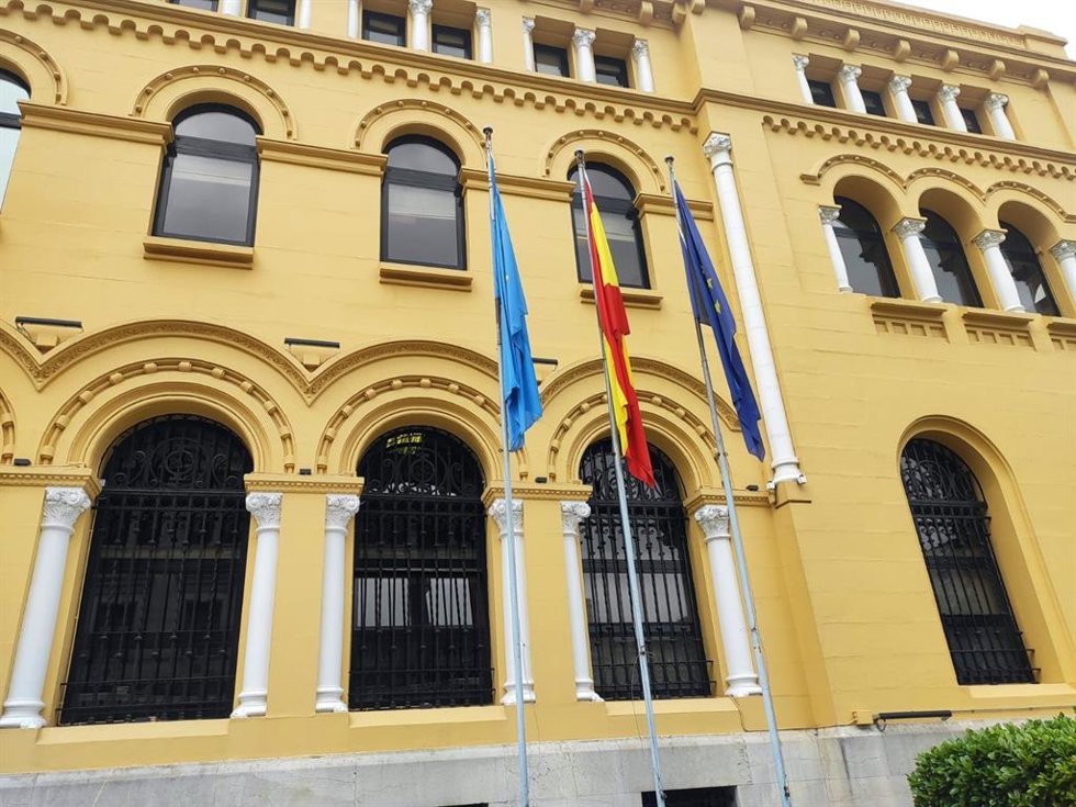 Archivo - Bandera de Asturias, de España y la UE frente al palacio de Presidencia.