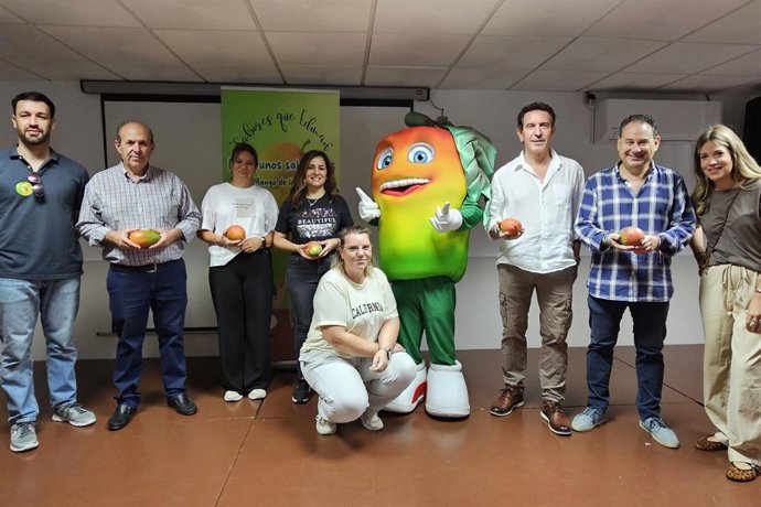 UPA promociona los mangos de la Axarquía malagueña entre escolares de Córdoba.