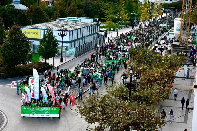 Miles de profesores cántabros se manifiestan en Santander